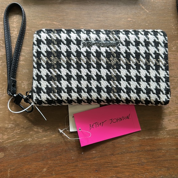 Betsey Johnson Handbags - Betsy Johnson NWT Houndstooth Wristlet Wallet